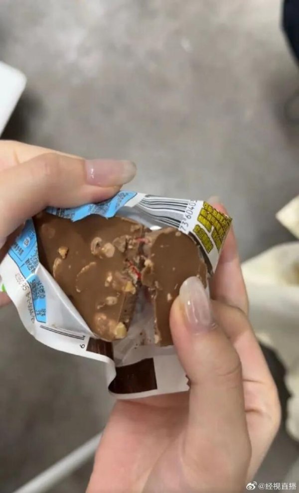 三羊财务 德芙巧克力被曝吃出疑似红色橡皮筋异物